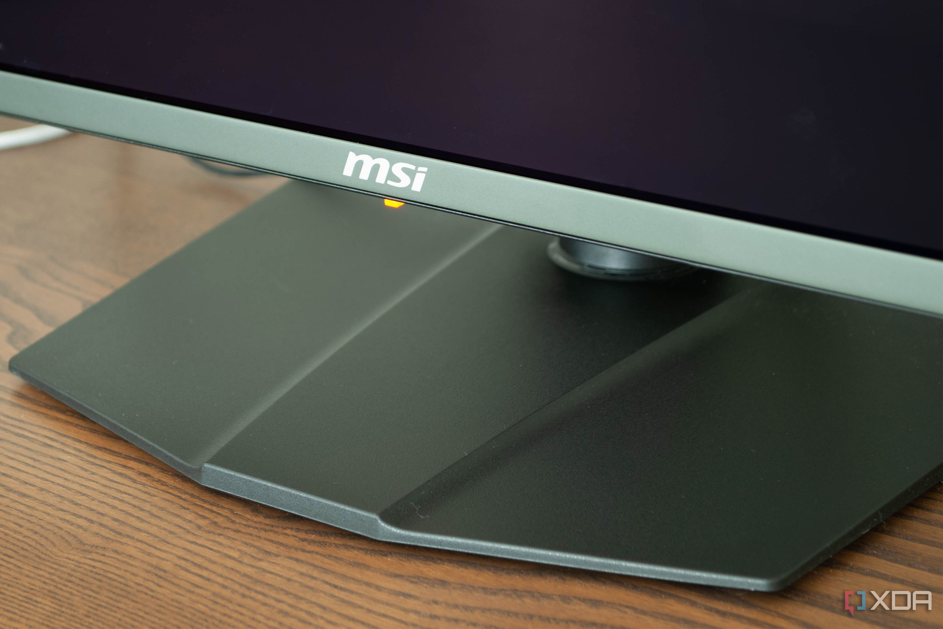 MSI-272URX-QD-OLED-stand