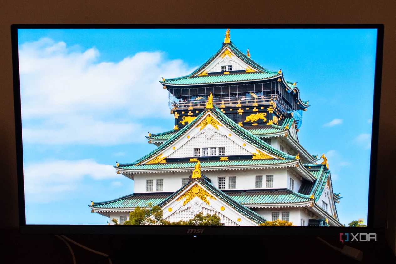MSI 272URX QD-OLED with temple image