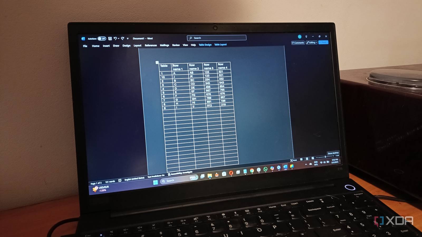Microsoft Word на современном ПК Окно Microsoft Word на рабочем столе современной Windows