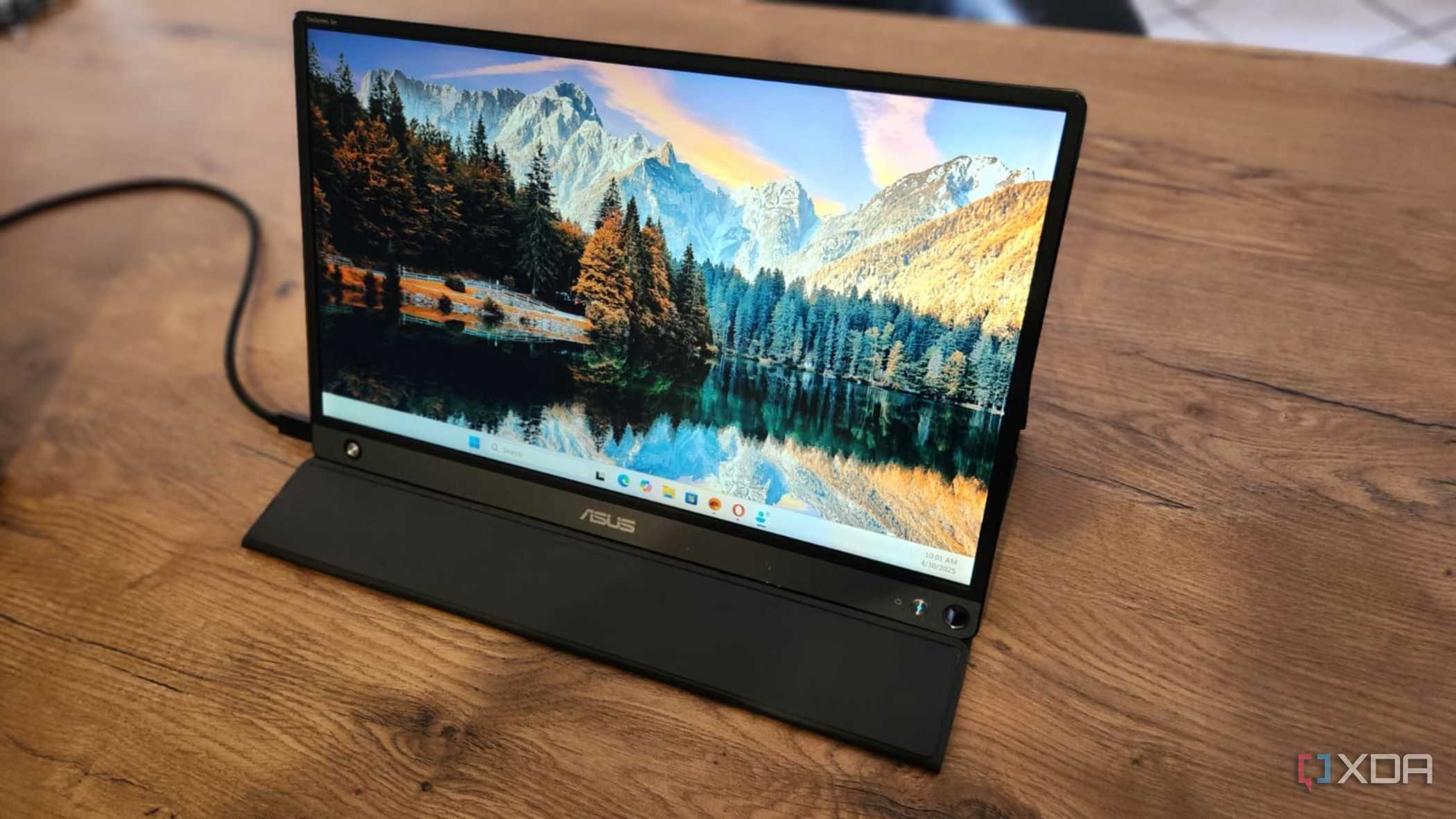 Asus Zenscreen Portable monitor with folding stand