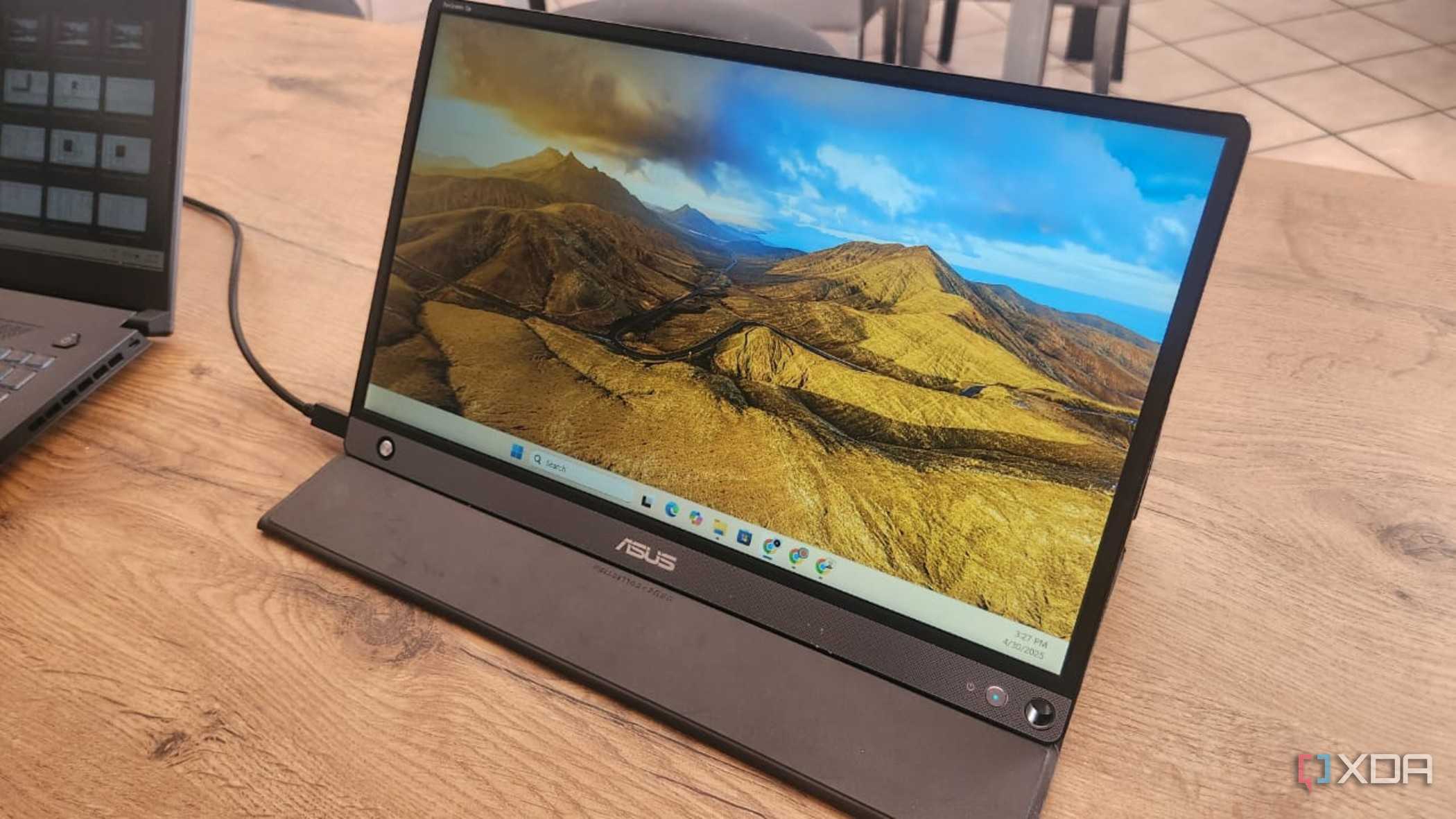 Asl Portable Monitor I love and hate using a portable monitor for these 6 reasons