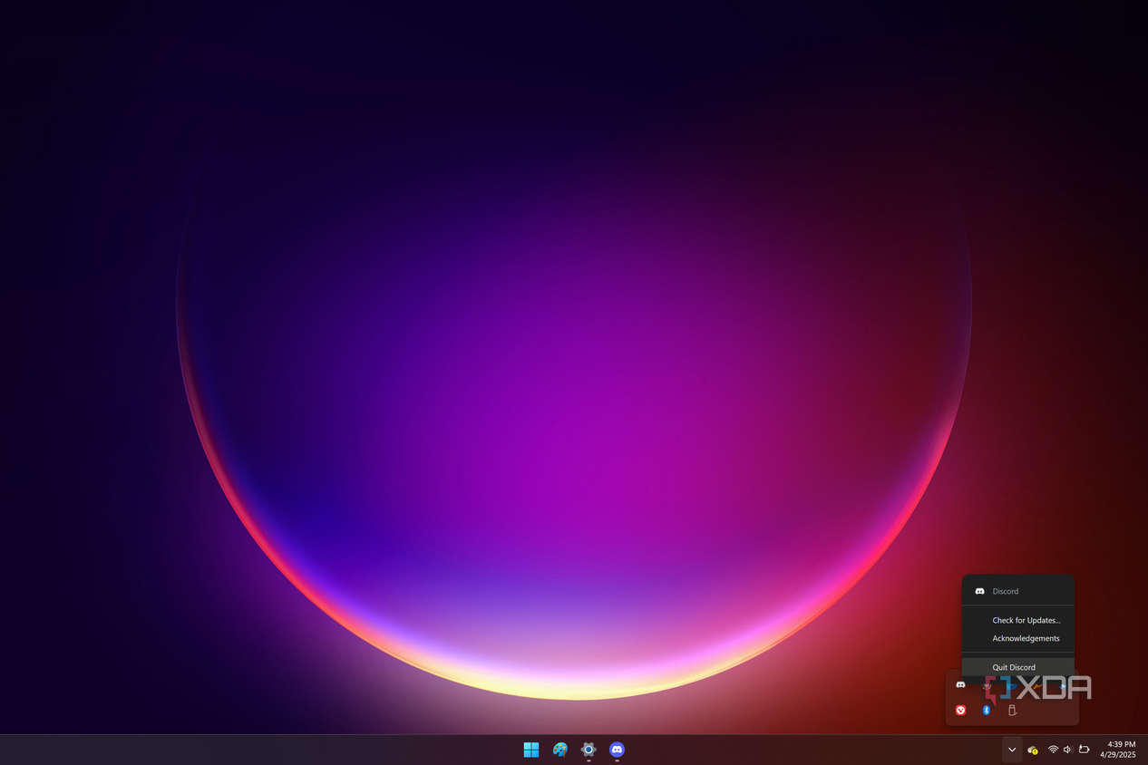 Screenshot of a Windows 11 desktop with a Discord flyout menu showing an option to quit the app