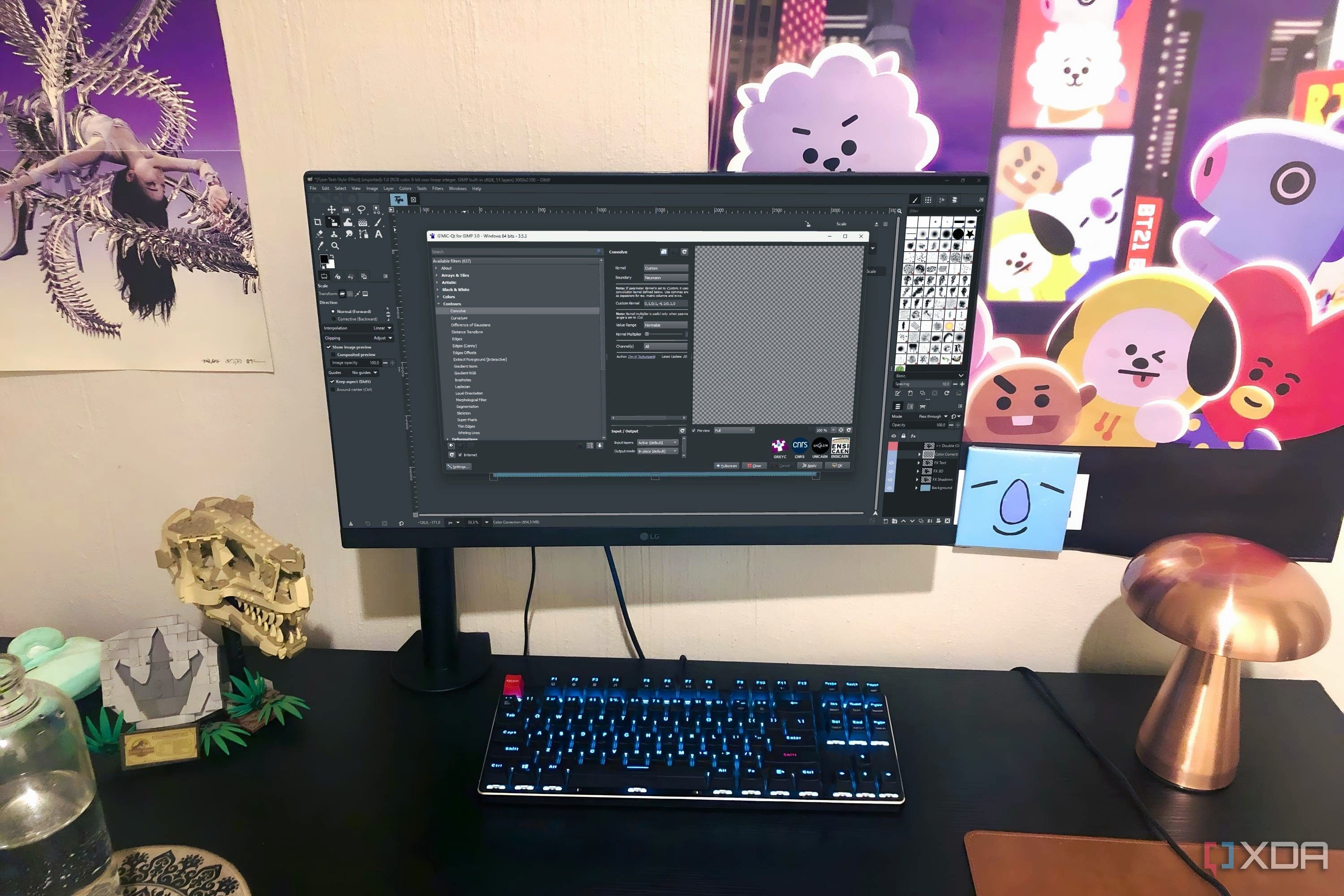 GIMP GMIC mostrado en una PC de escritorio, con lámpara, carteles, botella y lego a la vista