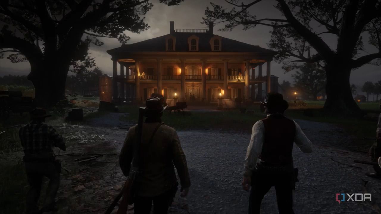 An image from the game Red Dead Redemption 2, showing multiple men approaching a dimly-lit mansion.