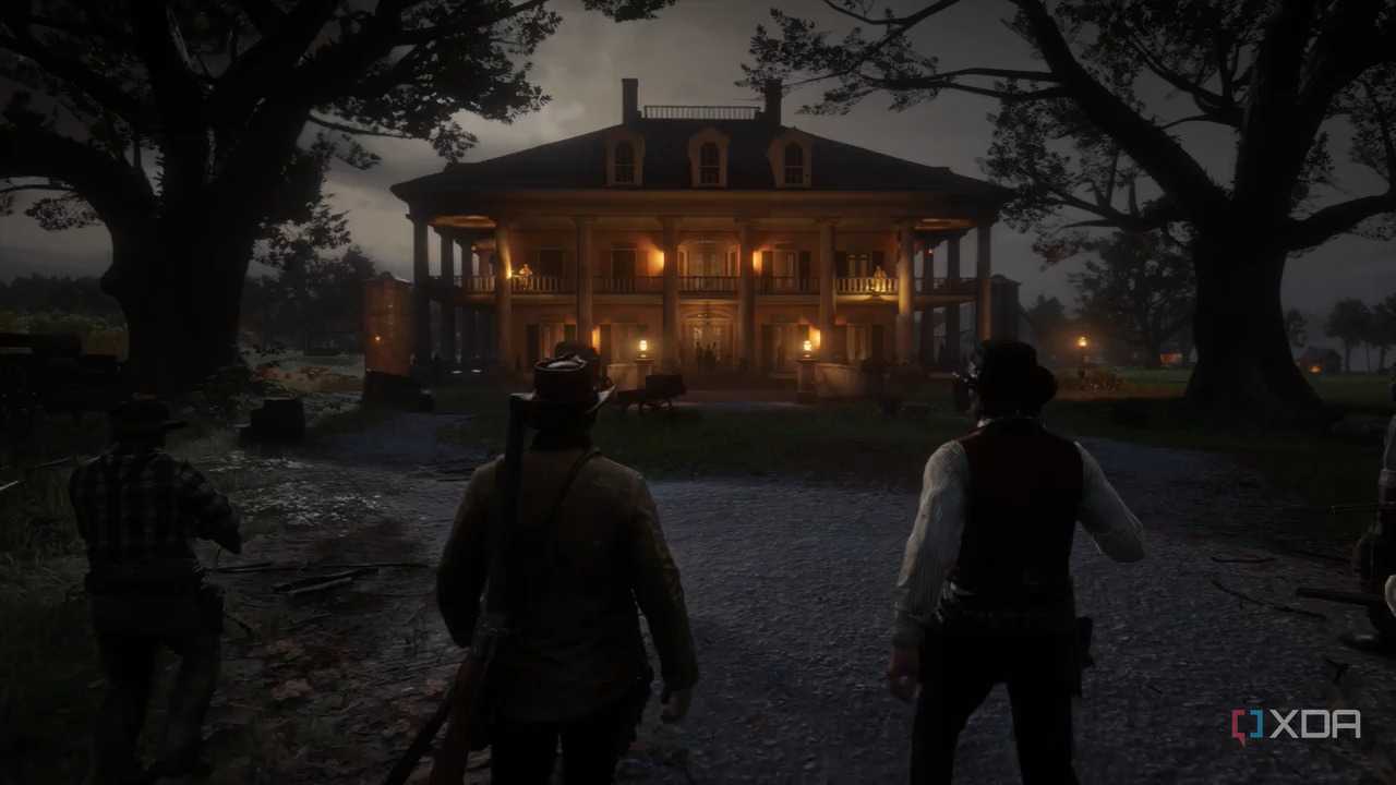 An image from the game Red Dead Redemption 2, showing multiple men approaching a dimly-lit mansion.