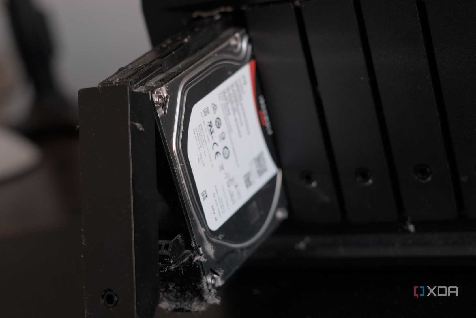 Synology DiskStation DS1019+ con un compartimento para unidades abierto