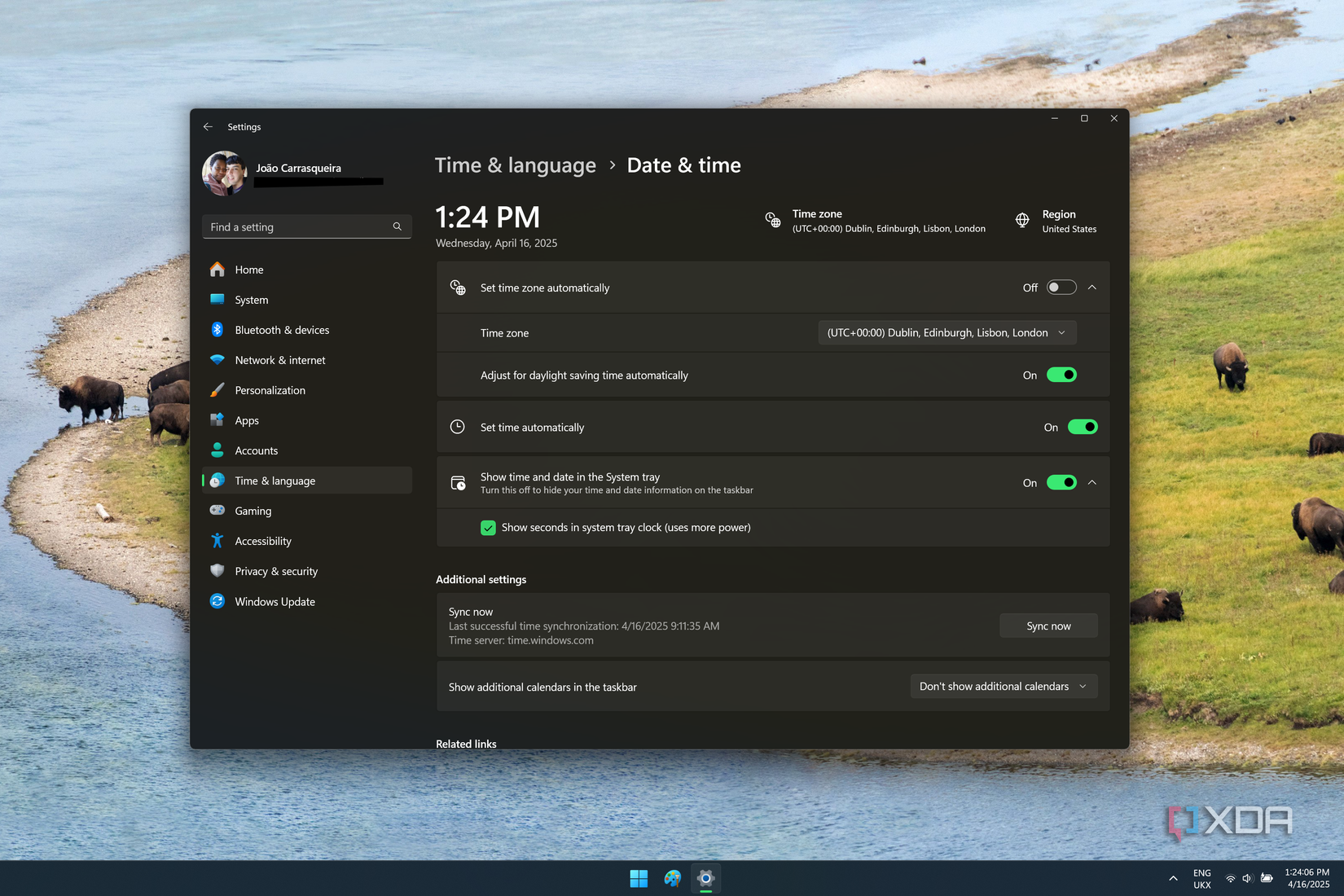 Screenshot of Windows 11 showing a clock with seconds on the taskbar, along with the corresponding toggle in the Settings app