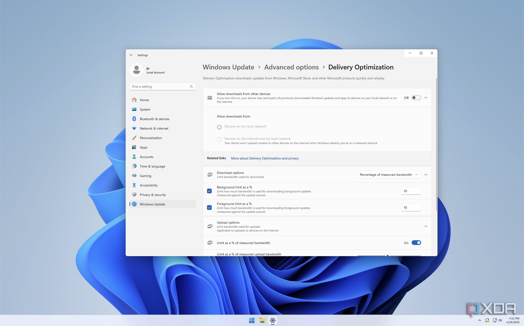 Screenshot of the Windows Update delivery optimization page showing bandwidth limits of 10% for downloading updates