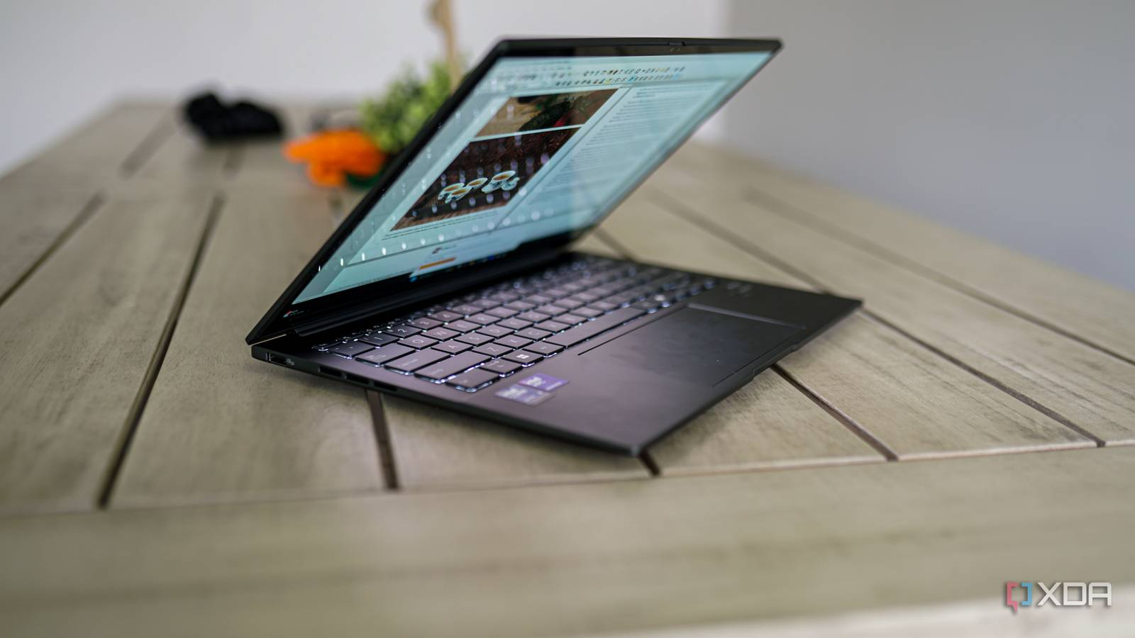 Este Asus ZenBook 14 com tela sensível ao toque OLED e Ryzen AI 7 agora tem um desconto de $ 401