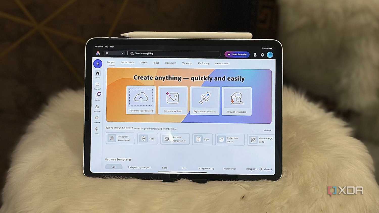 Adobe Express на экране планшета Веб-интерфейс сервиса Adobe Express на экране современного планшета iPad