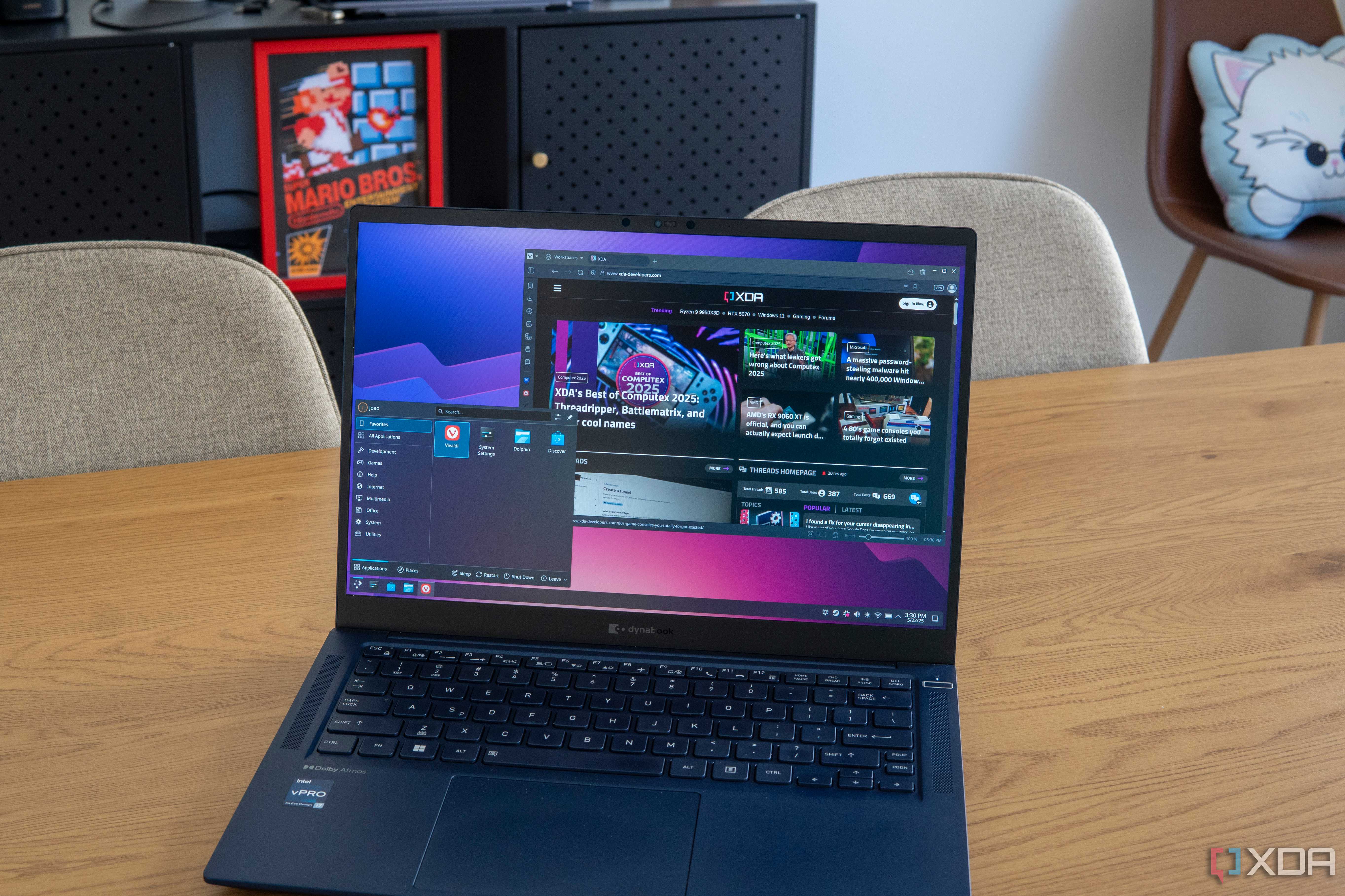 photo of a laptop running Arch Linux showing the XDA website in Vivaldi