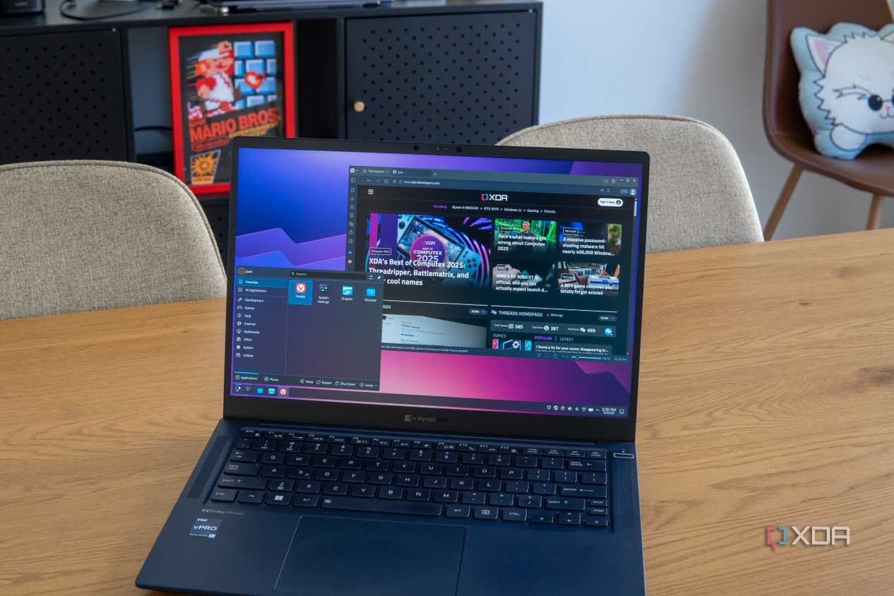 photo of a laptop running Arch Linux showing the XDA website in Vivaldi