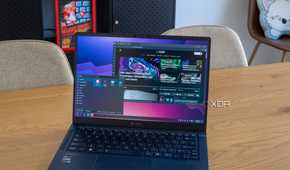 photo of a laptop running Arch Linux showing the XDA website in Vivaldi