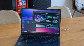 photo of a laptop running Arch Linux showing the XDA website in Vivaldi