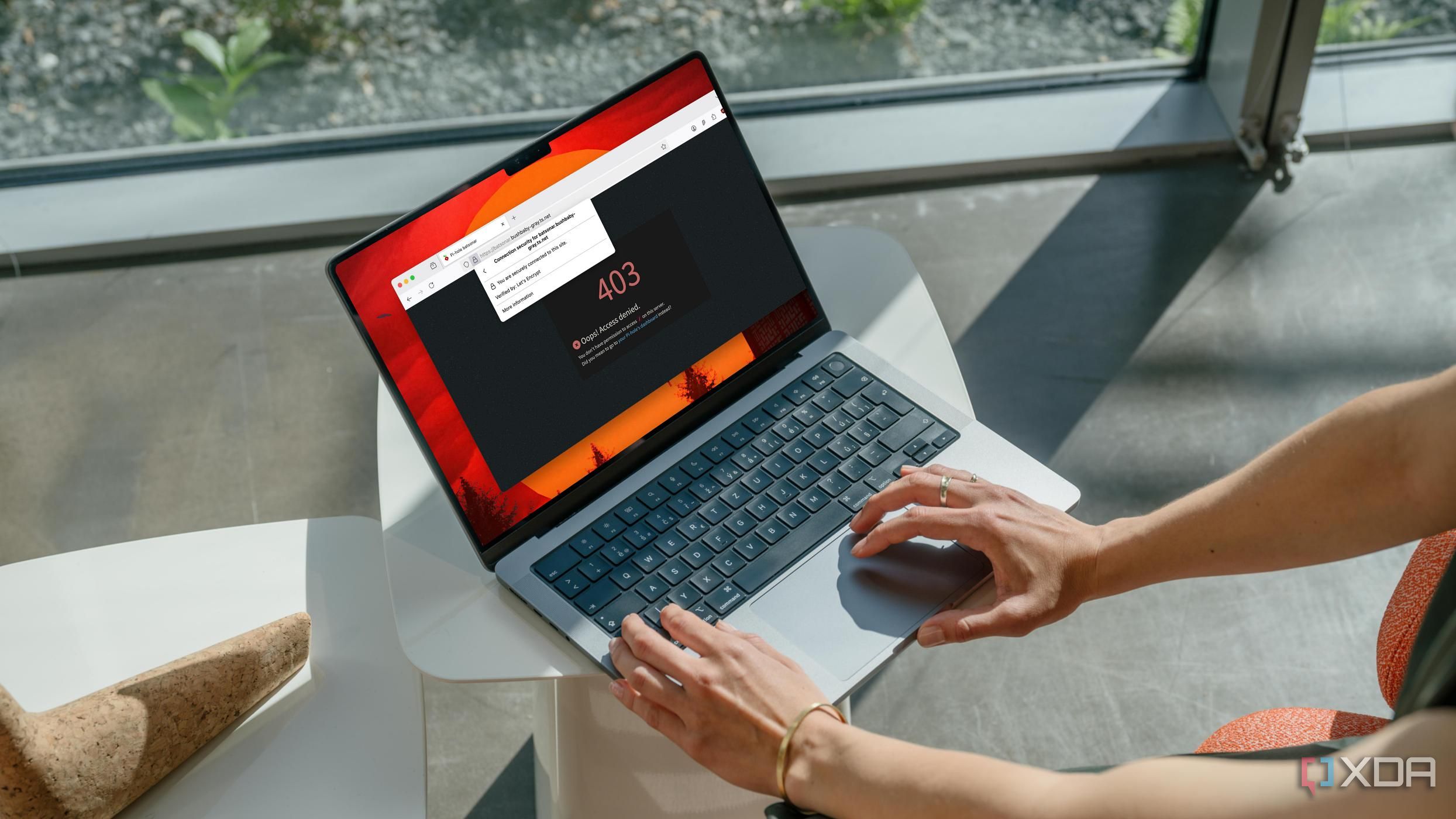 Una persona que comprueba el certificado TLS de un sitio web en un navegador de una computadora portátil