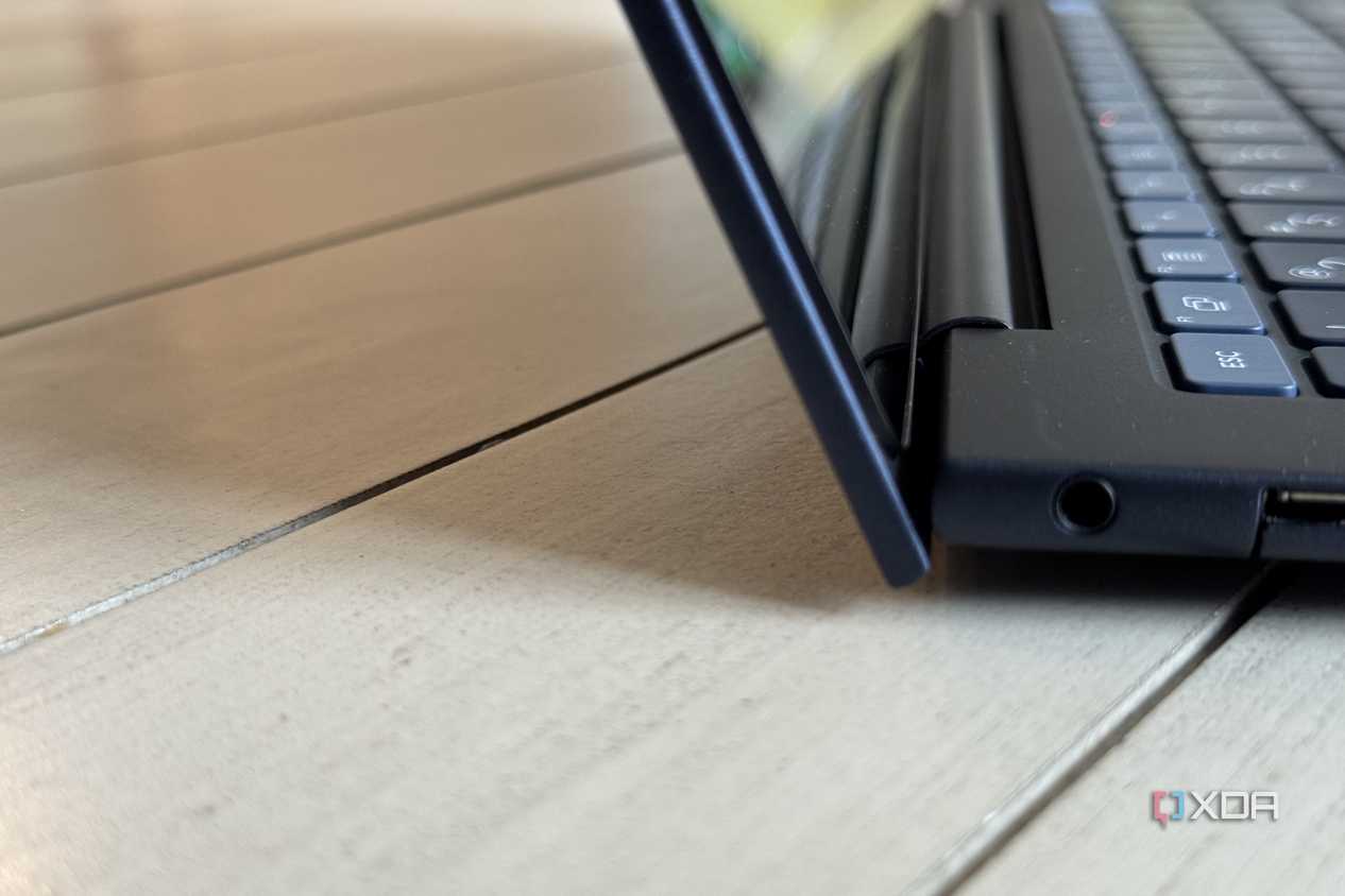 hp-elitebook-ultra-g1i-ai-hinge