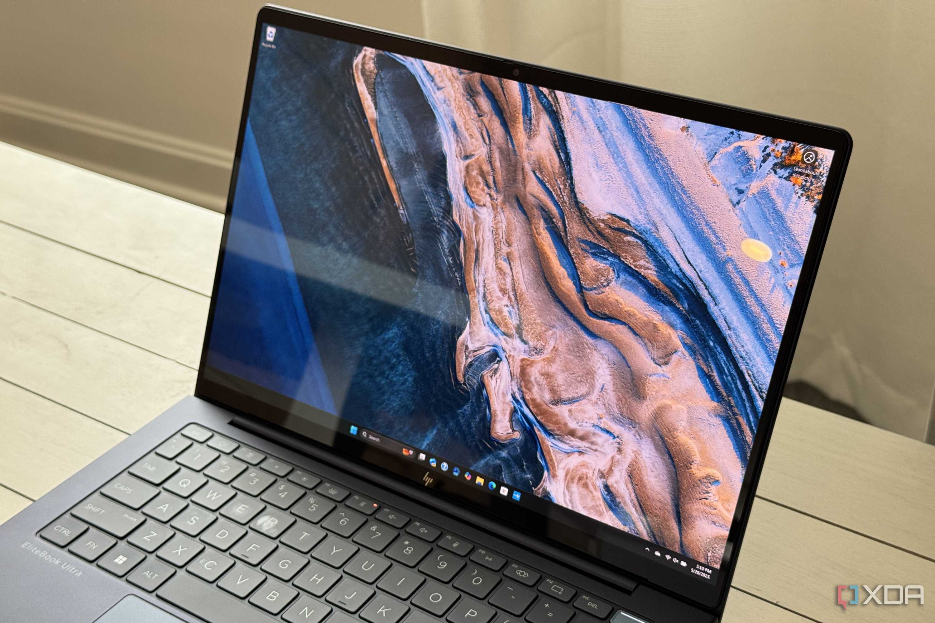 hp-elitebook-ultra-g1i-ai-screen-open-near
