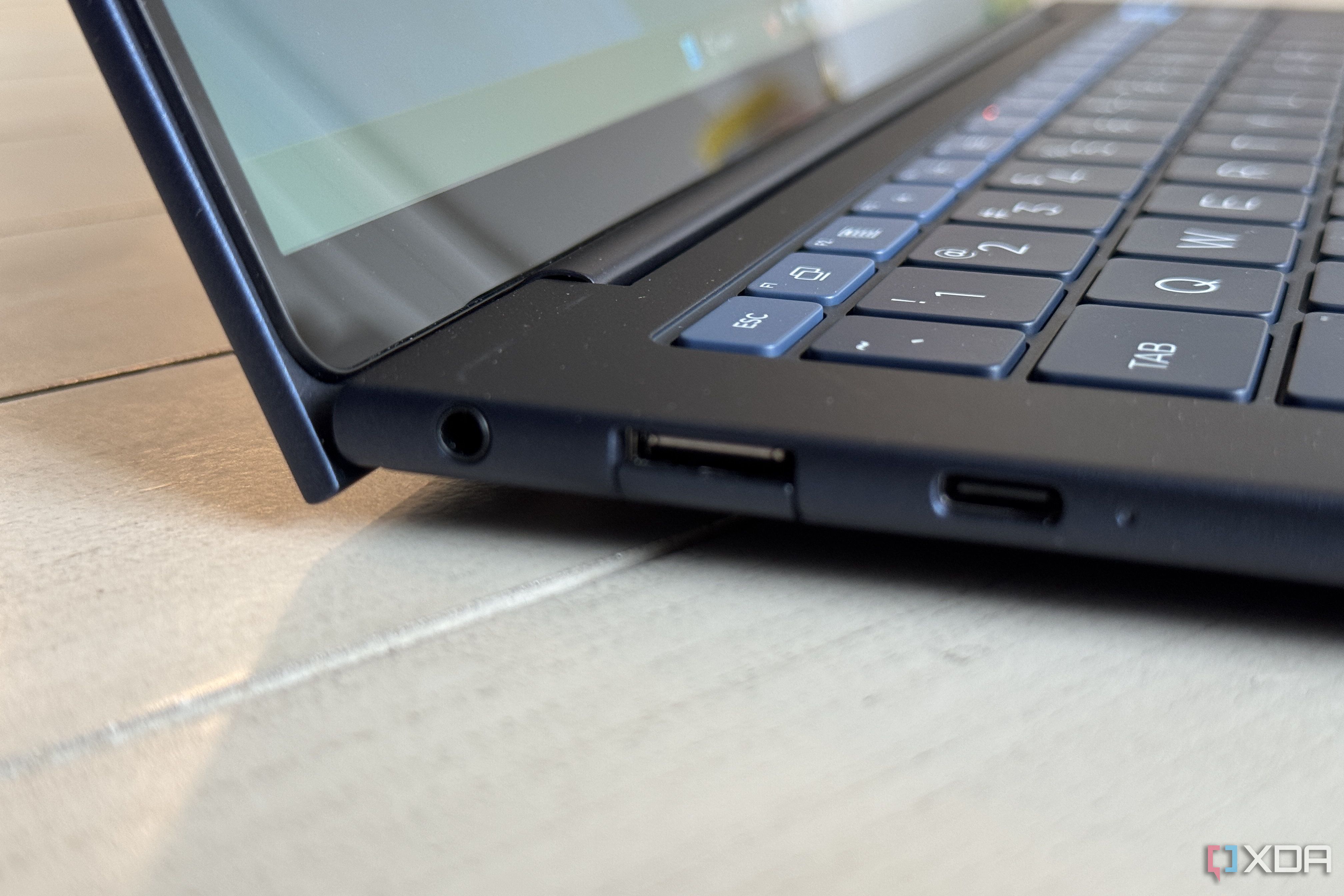 hp-elitebook-ultra-g1i-ai-usb-fold-out