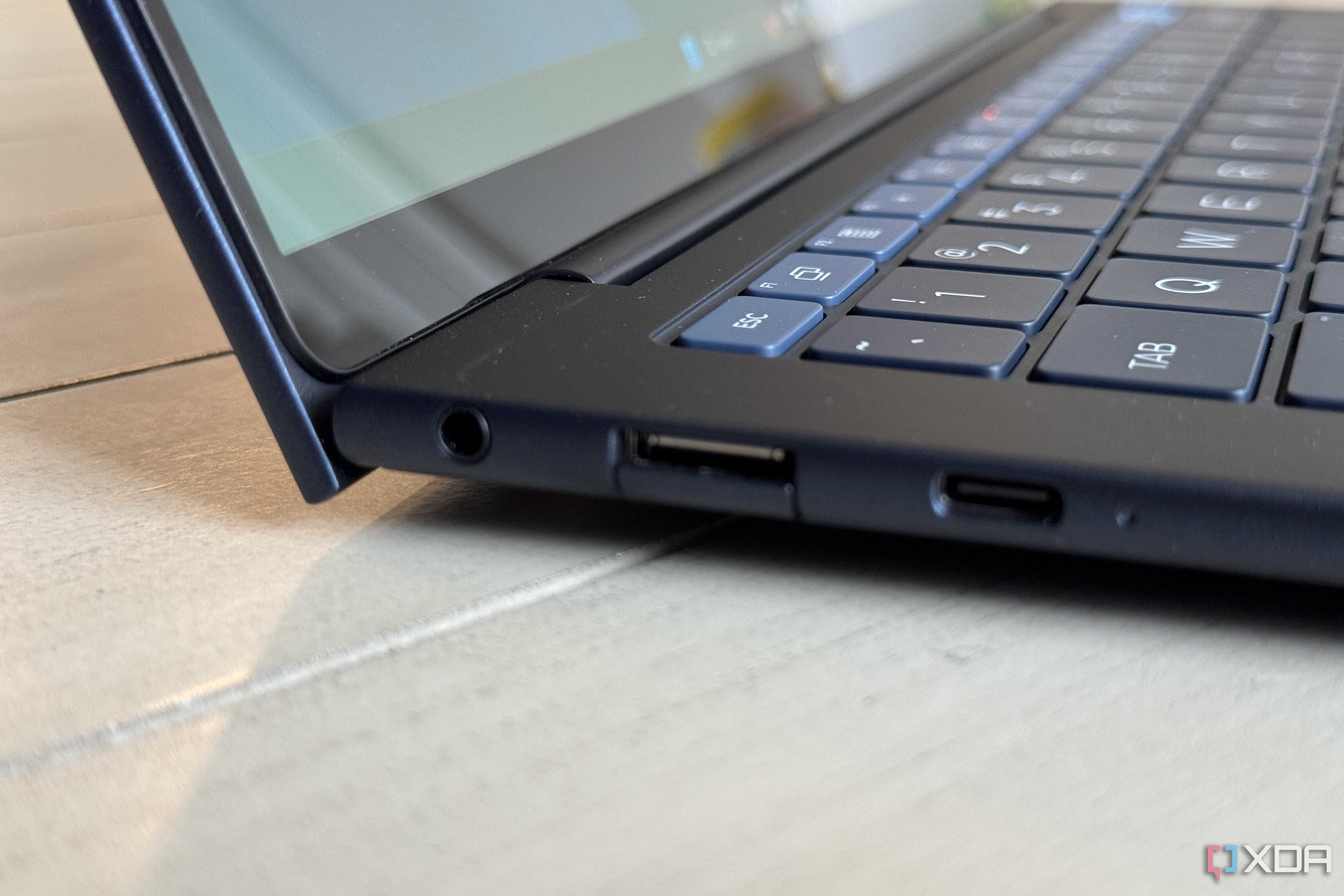 hp-elitebook-ultra-g1i-ai-usb-fold-out