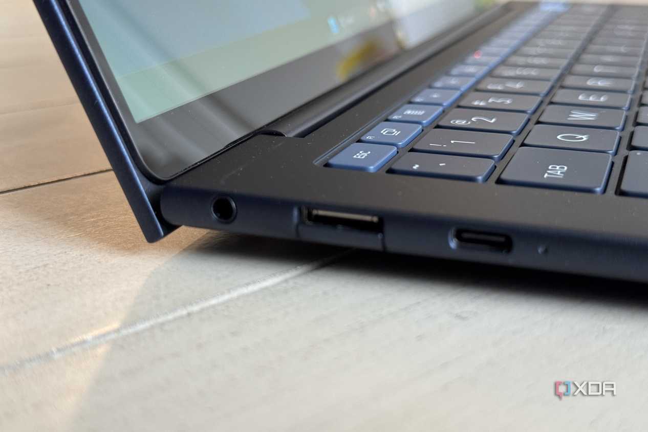 hp-elitebook-ultra-g1i-ai-usb-fold-out