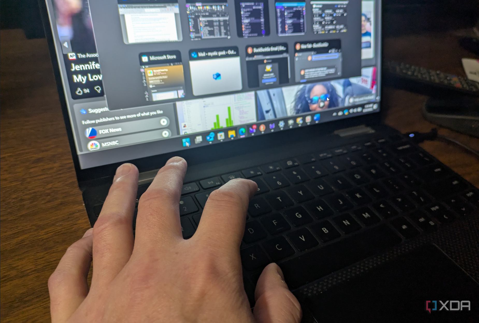 Muestra atajos de teclado en una computadora portátil con Windows