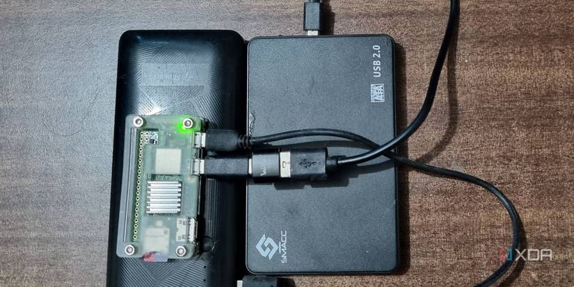 Foto del dispositivo de descarga de Raspberry Pi con un banco de energía