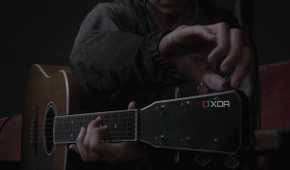 Ellie tuning the guitar in The Last of Us Part II.
