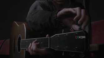 Ellie tuning the guitar in The Last of Us Part II.