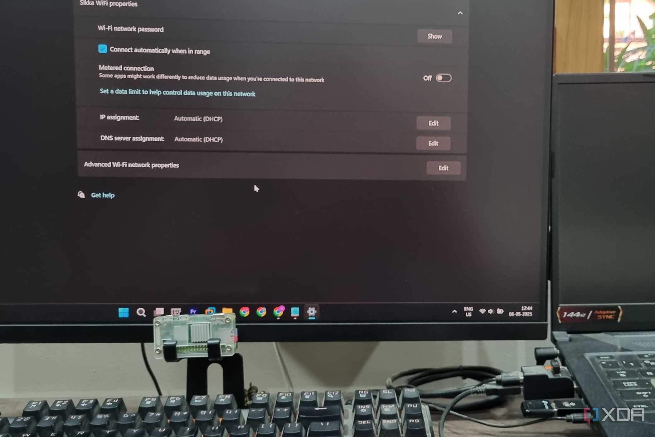 photo of a Windows-11-desktop with a Raspberry Pi zero 2w