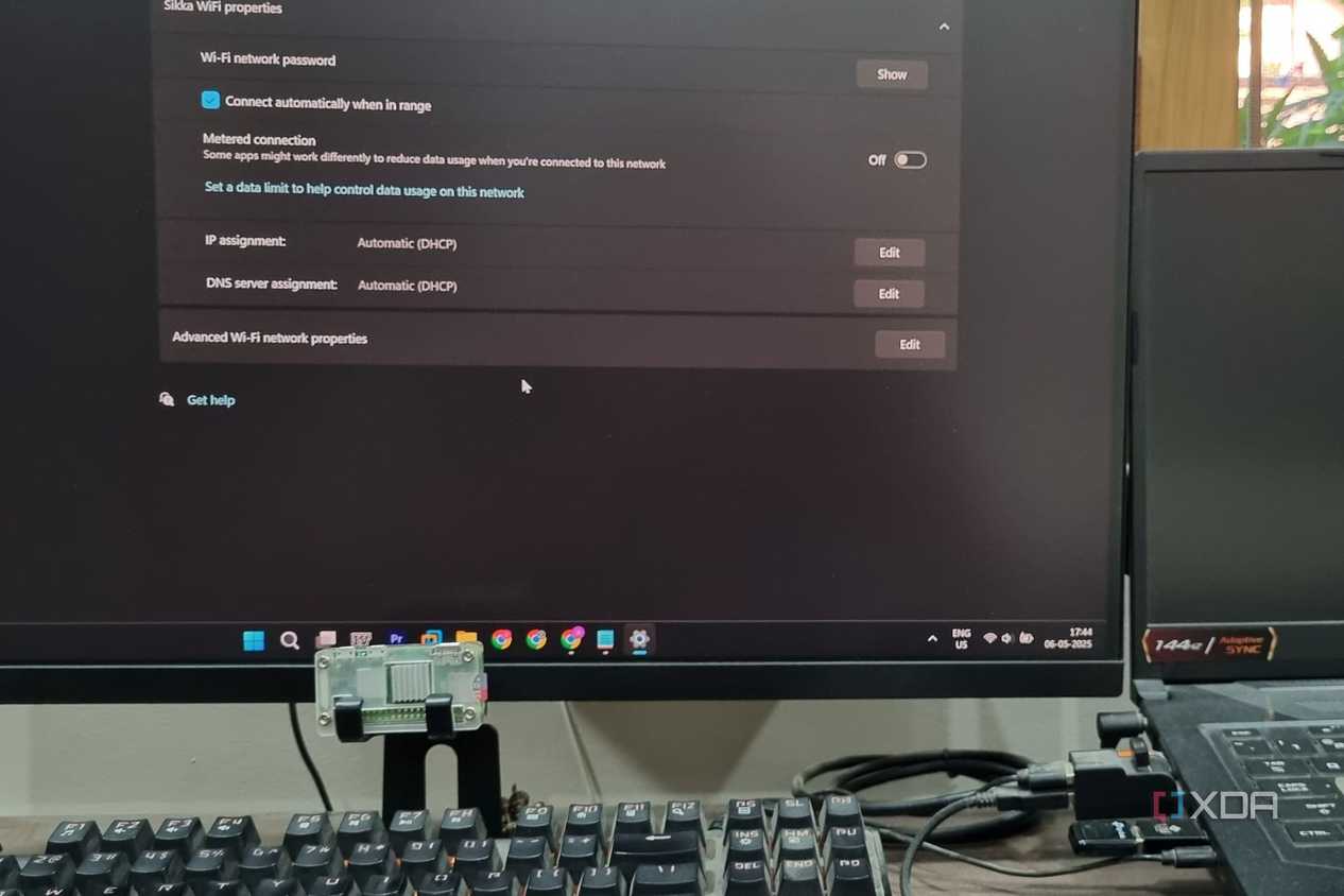 photo of a Windows-11-desktop with a Raspberry Pi zero 2w