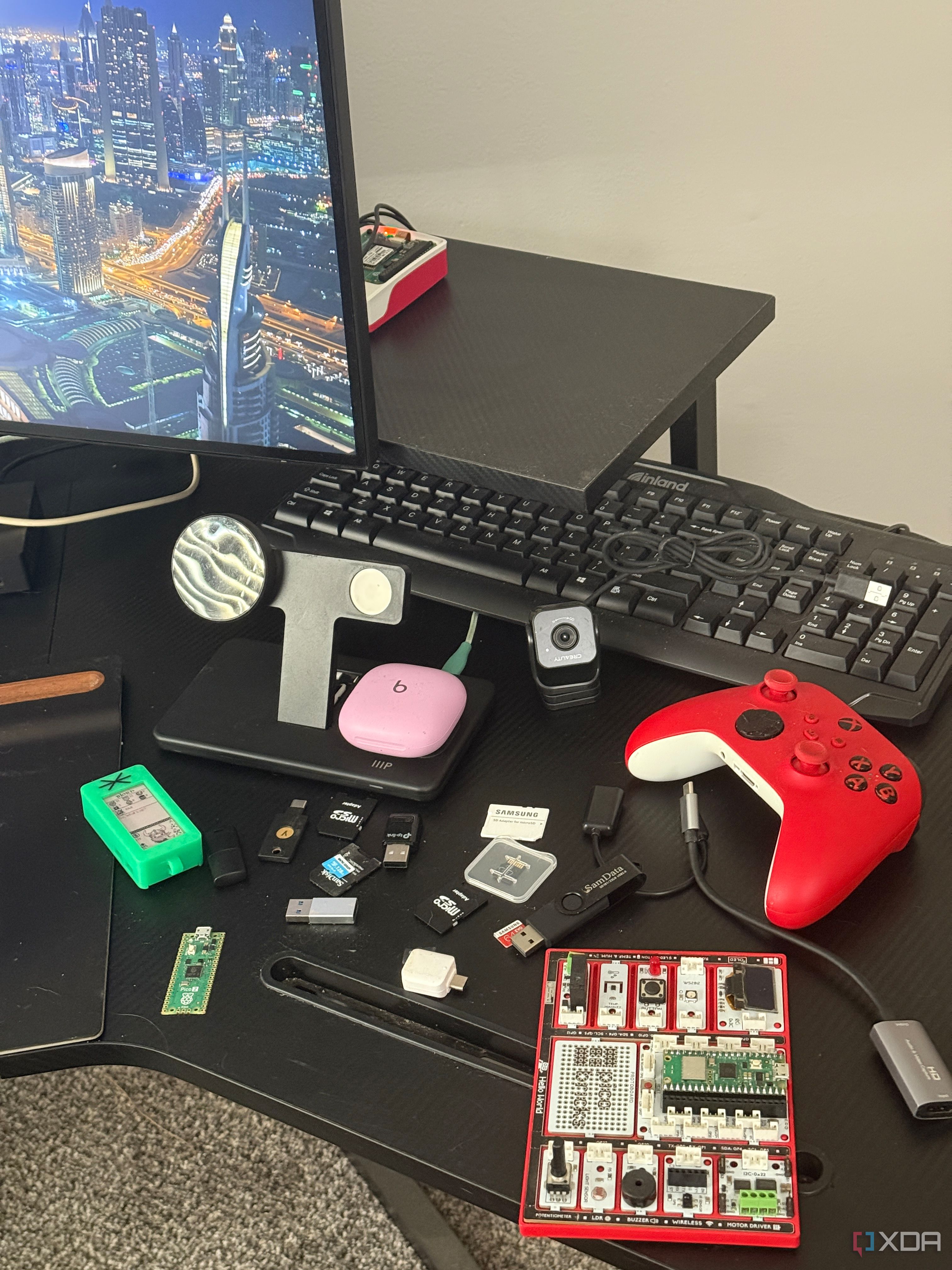 This two-dollar 3D print made my desk setup 100 percent cleaner