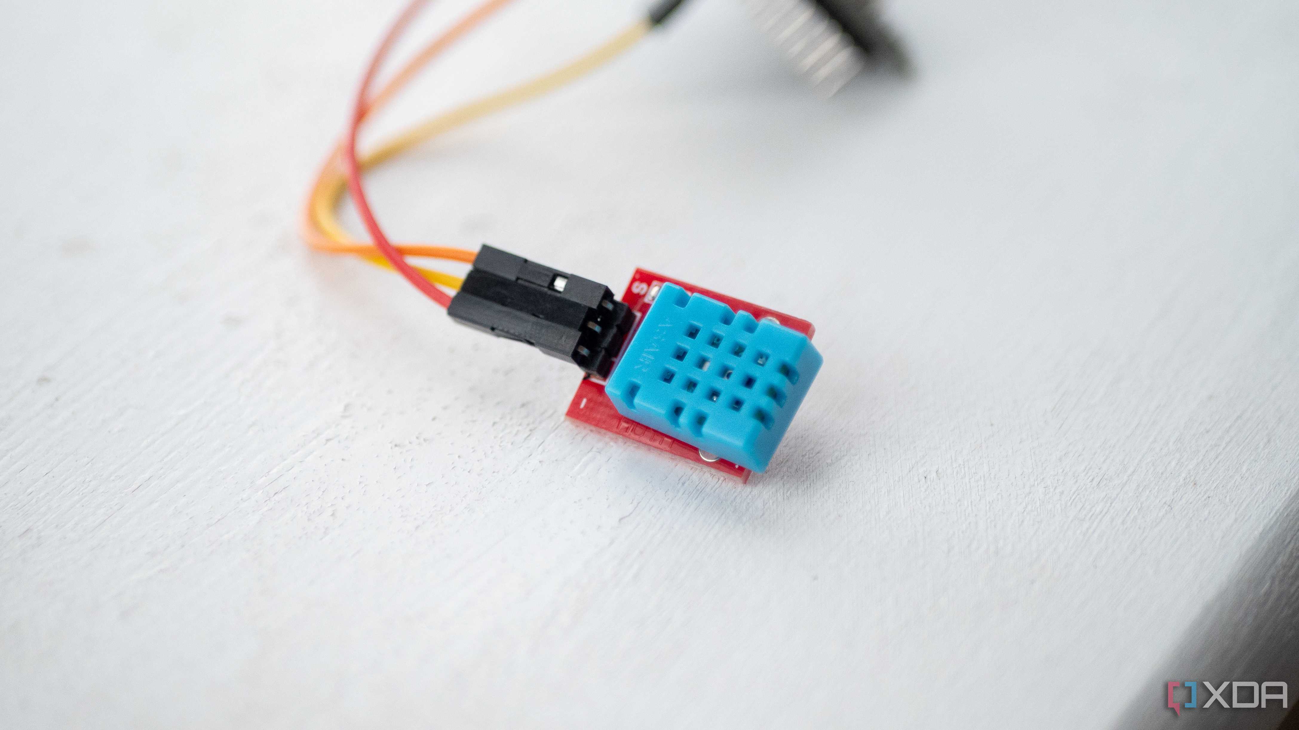 ESP32 connected to a DHT11 temperature and humidity sensor