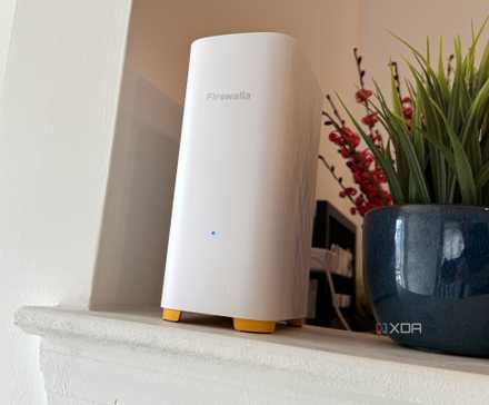 firewalla ap7 trên quầy bếp cạnh một chậu cây