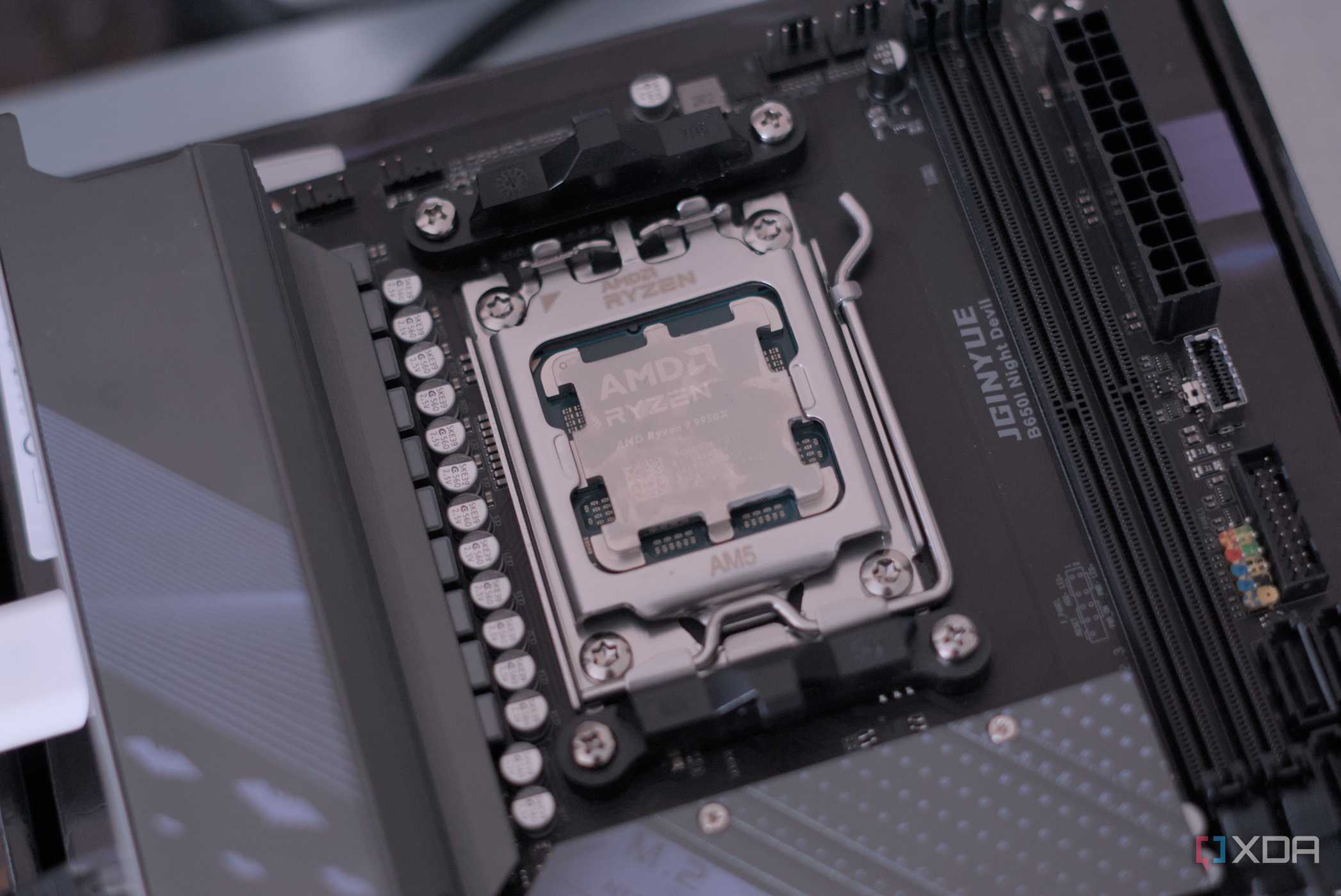 jginyue b650i night devil 9950x installed
