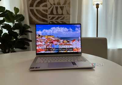 lenovo-yoga-7-2in1-gen10-on-table
