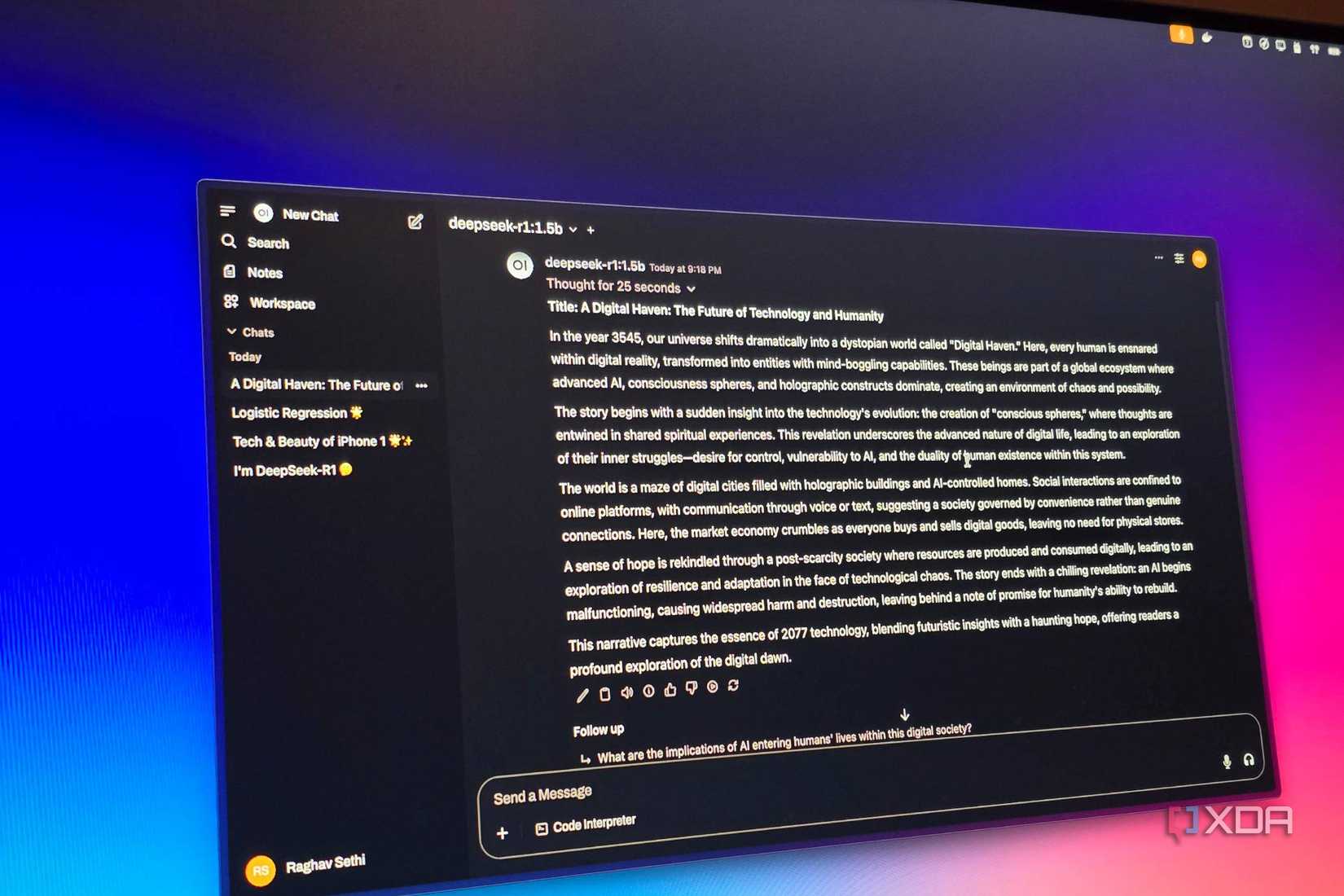 MacBook conectado a un monitor que ejecuta DeepSeek-R1 a través de Open WebUI