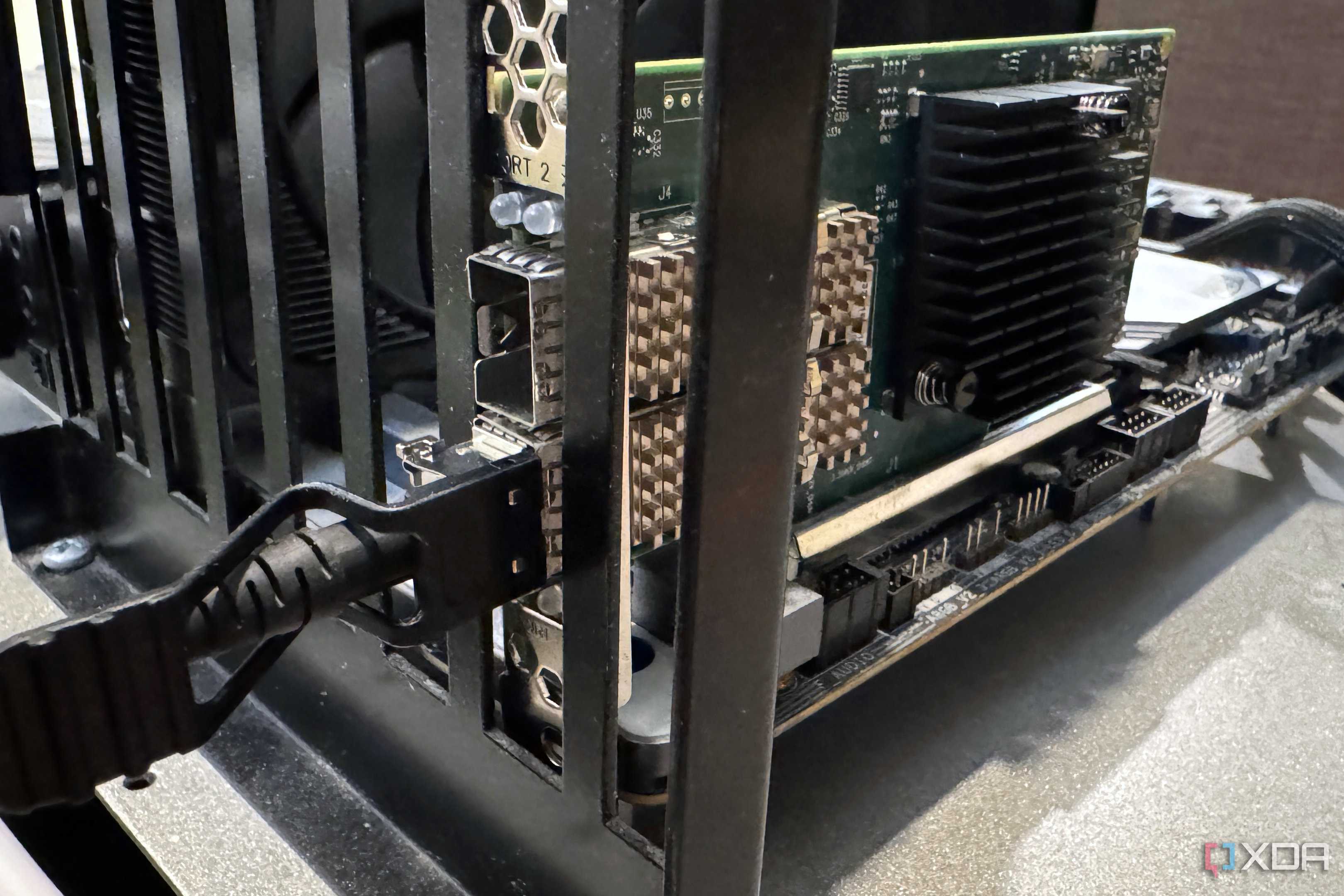 Optical DAC cable connected to a network card