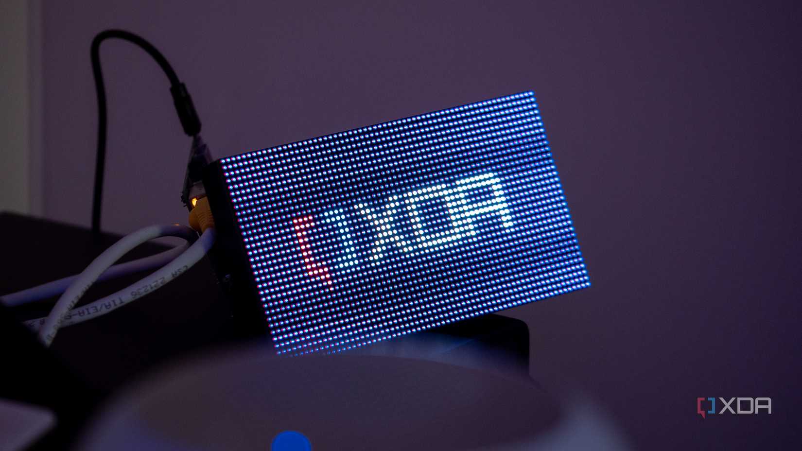 El panel de matriz LED Waveshare P2.5 que muestra el logotipo XDA