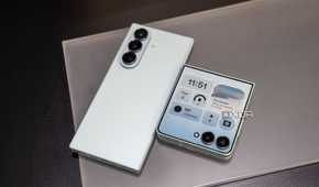 Samsung Galaxy Z Flip 7 and Samsung Galaxy Z Fold 7 next to each other