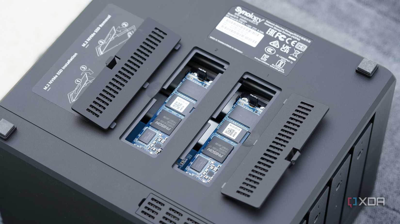 Cache SSD instalado debajo de una sinología DS925+ NAS 