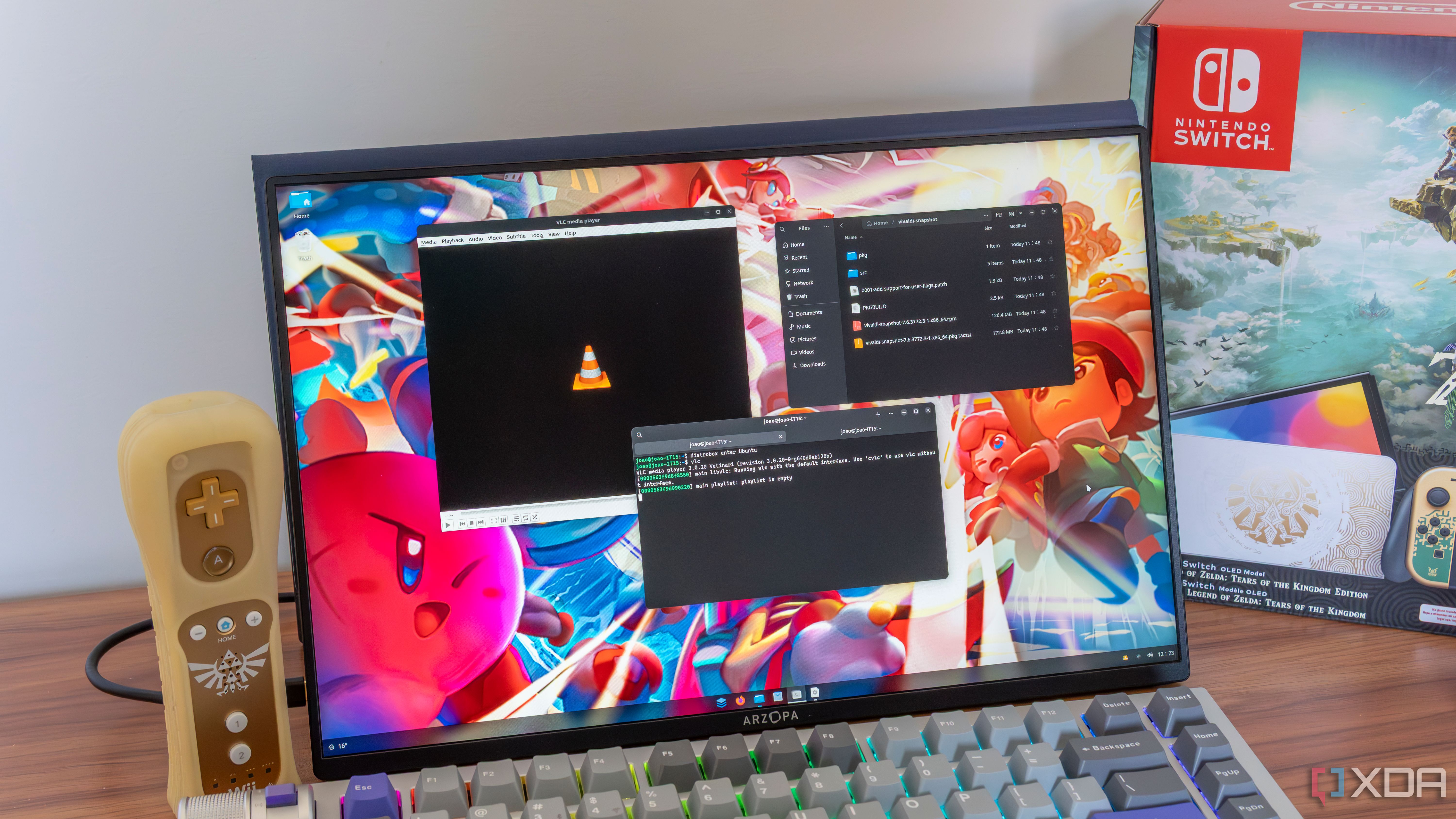 Una computadora que ejecuta Distrobox en AnduinOS, con VLC para Ubuntu ejecutándose al lado de la ventana de terminal