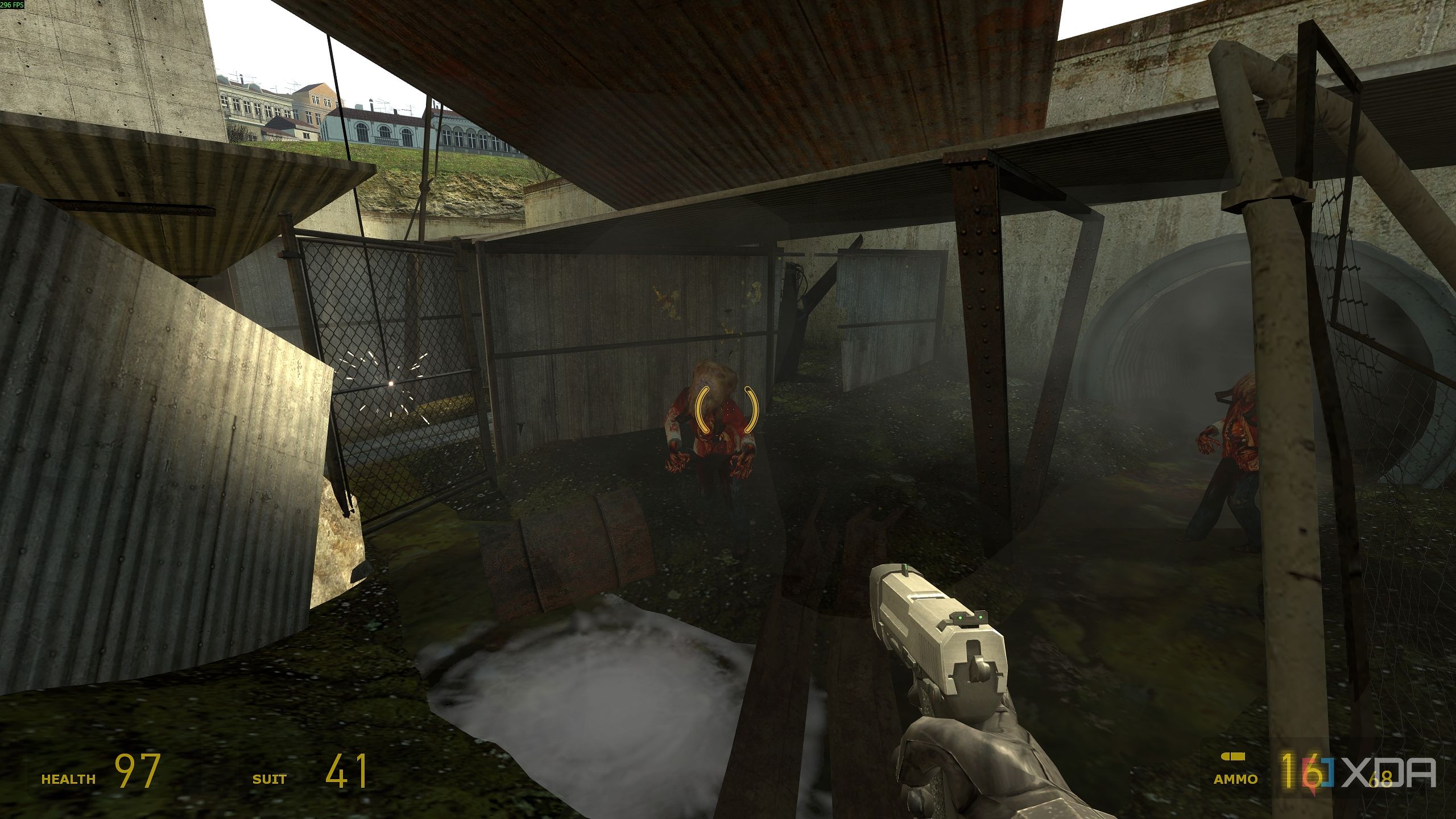 Facing the first zombies in Half-Life 2.