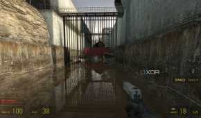 Gordon moving through the sewers in Half-Life 2.