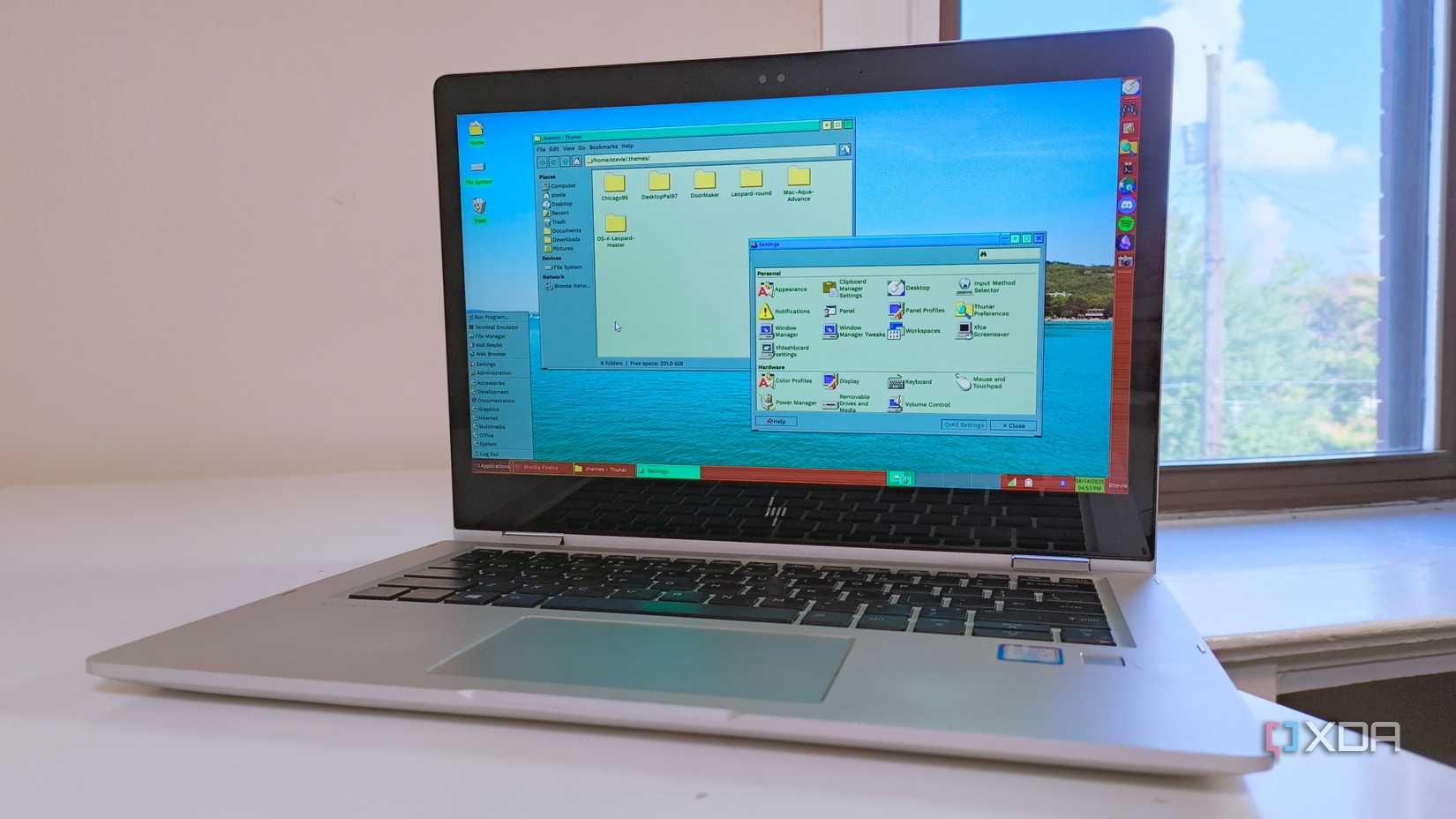 Un HP EliteBook X360 1030 G2 Running Fedora 42 con XFCE y el tema Desktoppal97