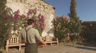 Enzo carrying a crate of wine in Mafia: The Old Country.