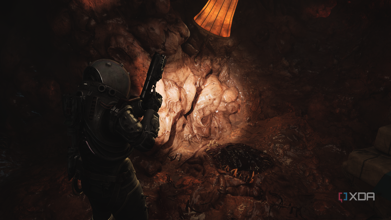 A lamp stuck inside an Orphan Nest in Cronos: The New Dawn.