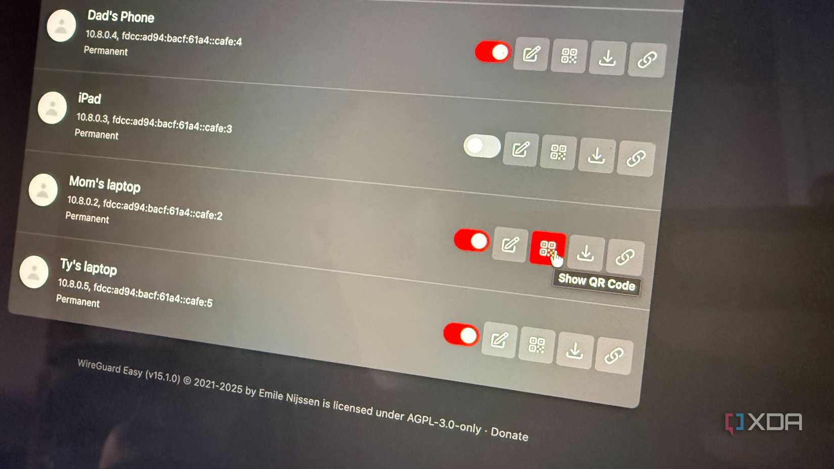 Una foto del tablero de WG-Easy que muestra un botón de código QR