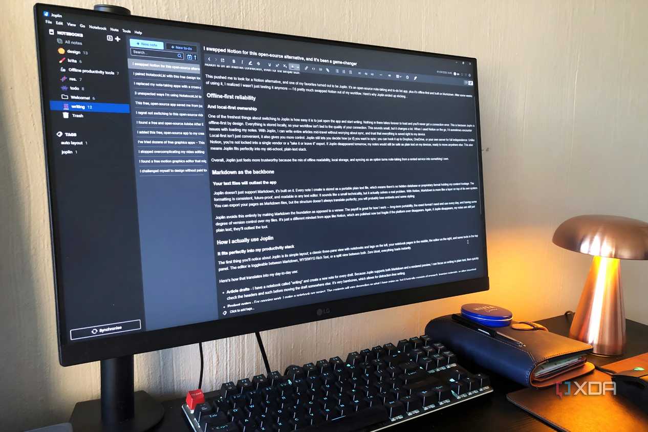 Joplin editor displayed on windows pc, notebook and lamp in view