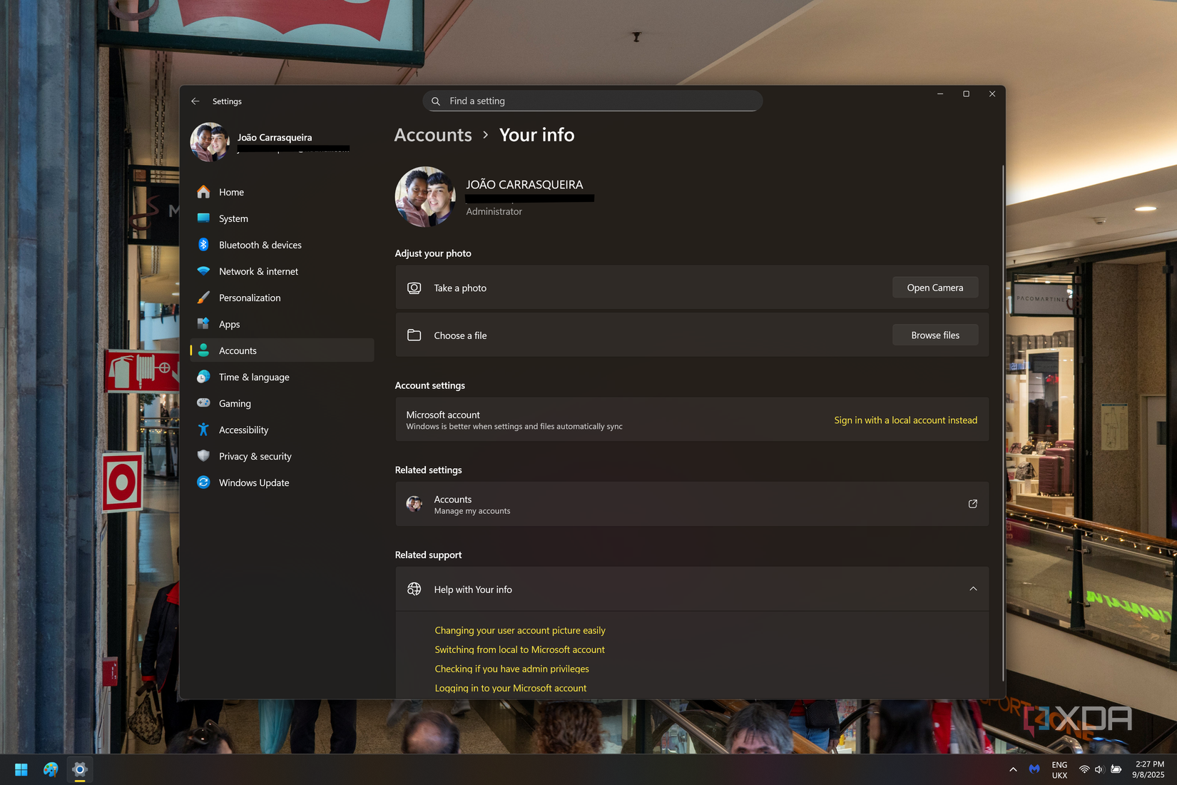 Captura de pantalla de la configuración de la cuenta en Windows 11 que muestra la opción de cambiar a una cuenta local