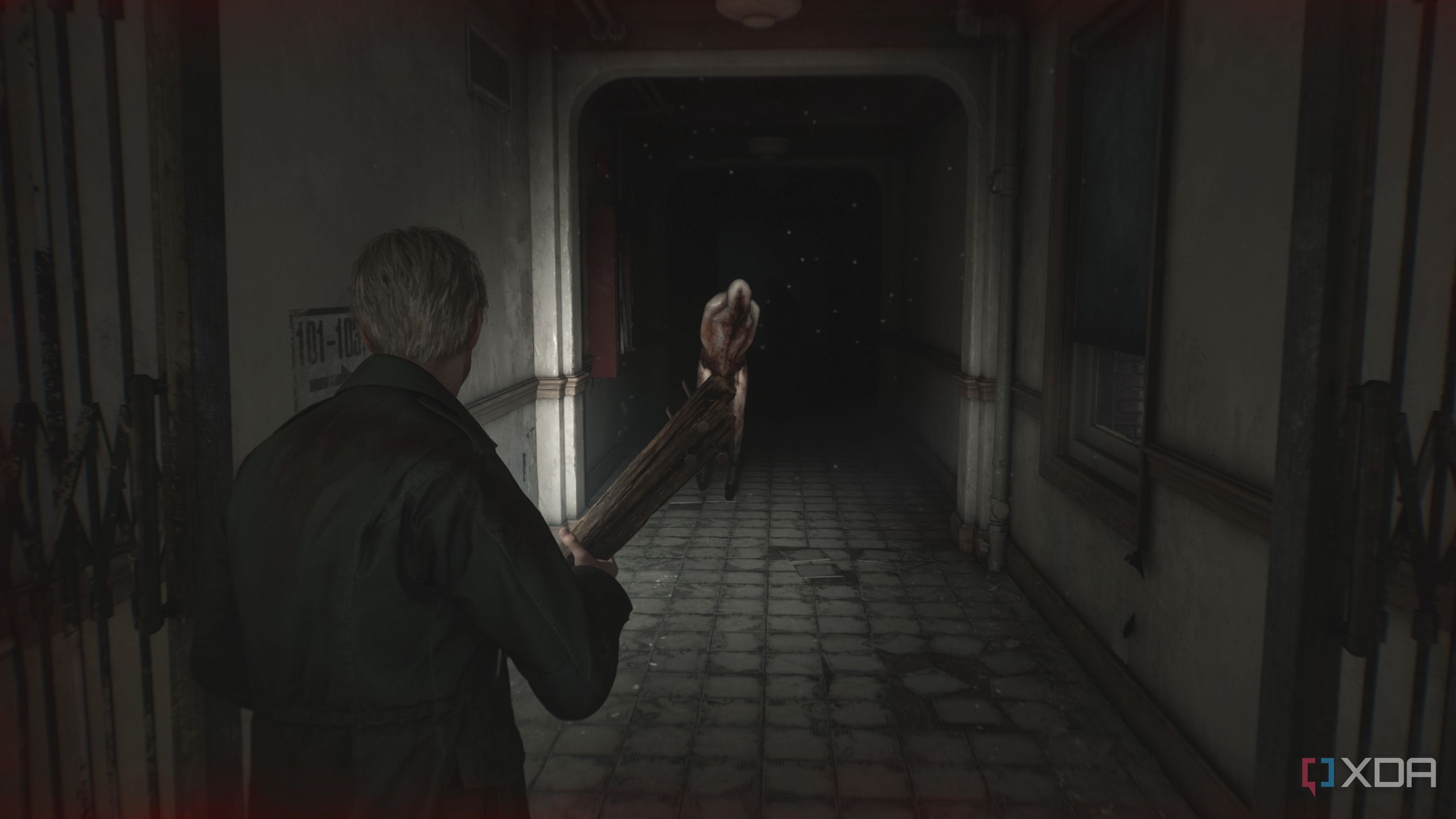 James Sunderland facing an approaching monster in Silent Hill 2 (2024).
